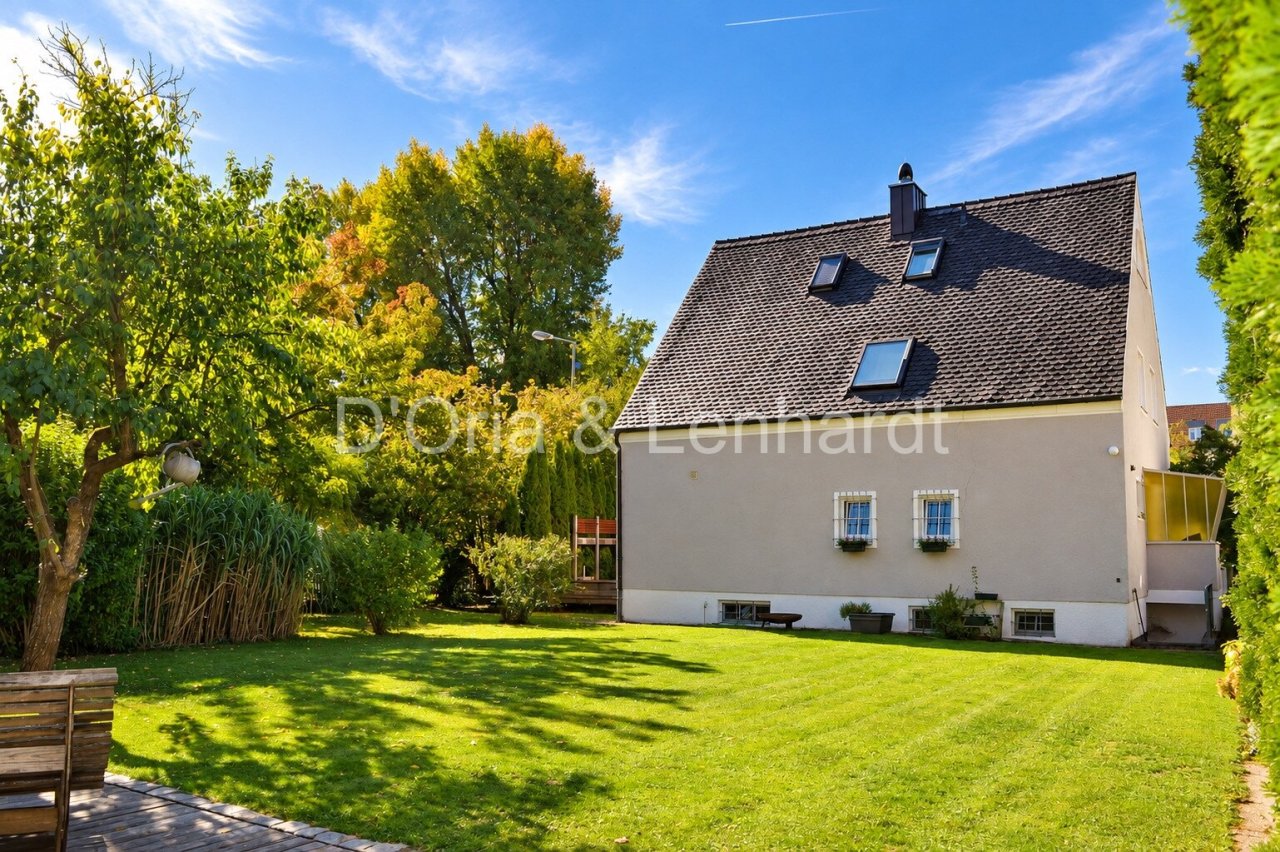 Großzügiger Garten mit Blick auf das Wohnhaus Großzügiger Garten mit Blick auf das Wohnhaus