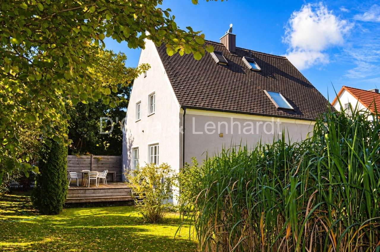 Idyllische Gartenseite mit gemütlicher Holzterrasse Idyllische Gartenseite mit gemütlicher Holzterrasse