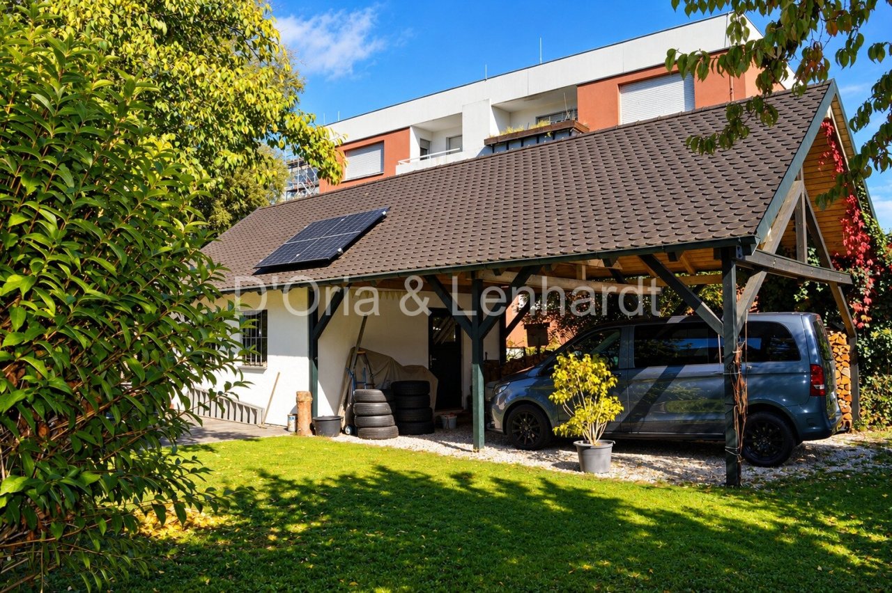 Geräumiger Carport mit zusätzlicher Nutzfläche Geräumiger Carport mit zusätzlicher Nutzfläche