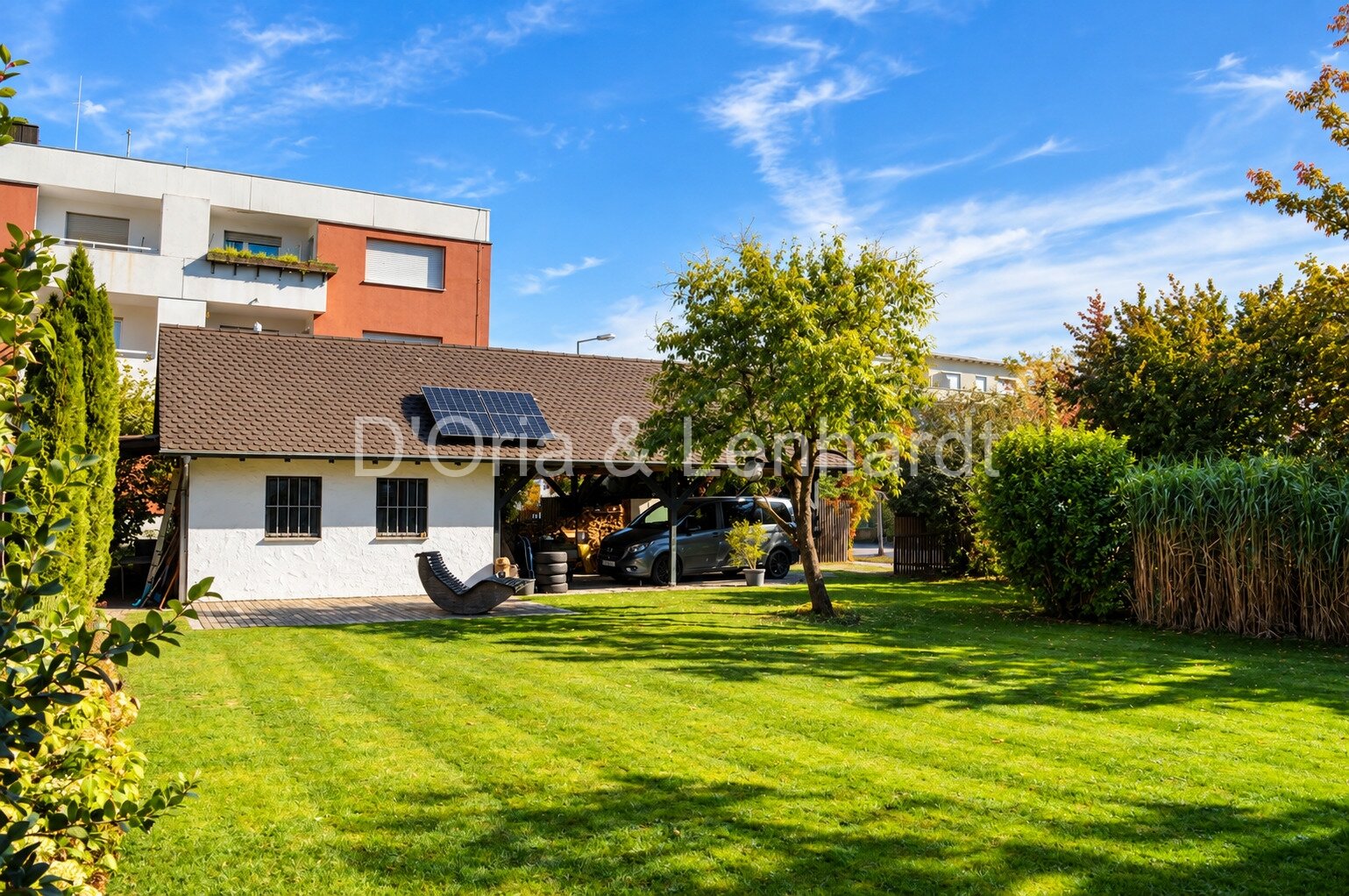 Weitläufiger Garten mit Blick auf Garage und Carport Weitläufiger Garten mit Blick auf Garage und Carport