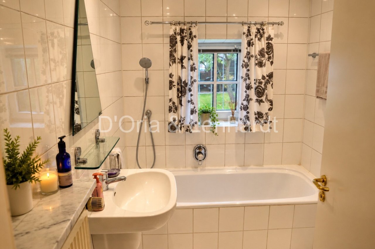 Warm gestaltetes, ordentliches Badezimmer Warm gestaltetes, ordentliches Badezimmer